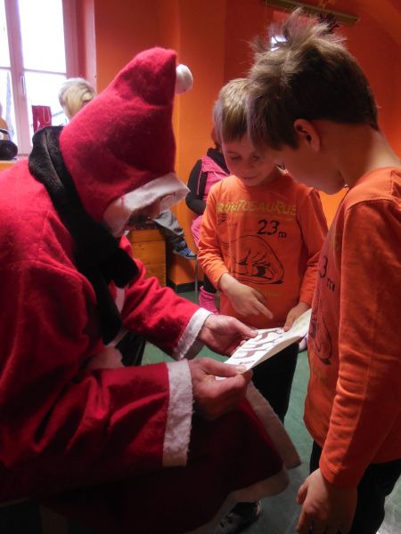 Der Weihnachtsmann besucht die Schlossgeister